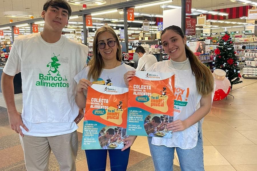 Voluntarios con afiches de la Colecta Nacional en un supermercado