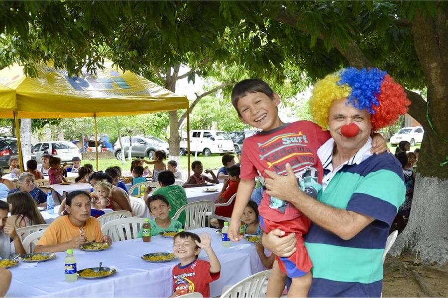 Niños en un almuerzo comunitario al aire libre