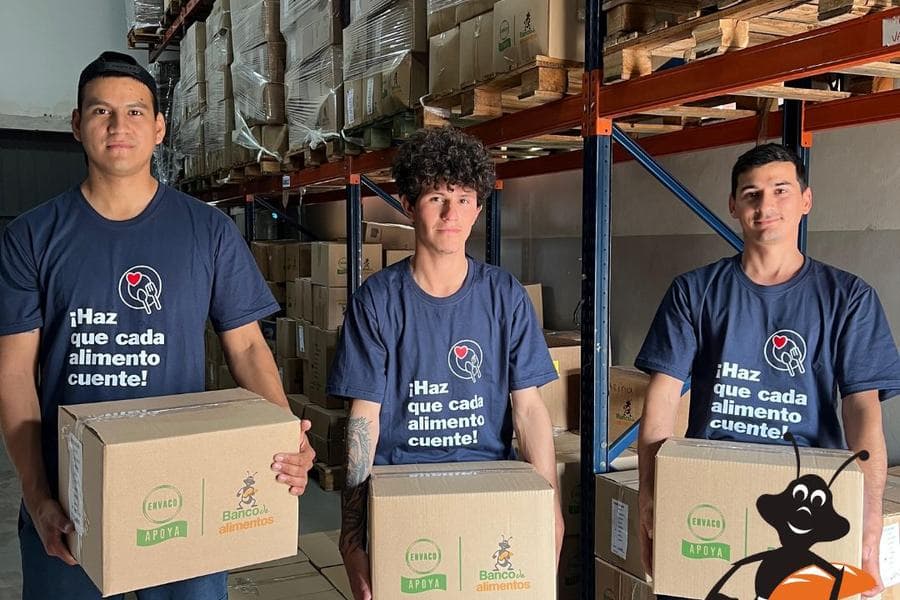 Voluntarios de una empresa aliada en el depósito