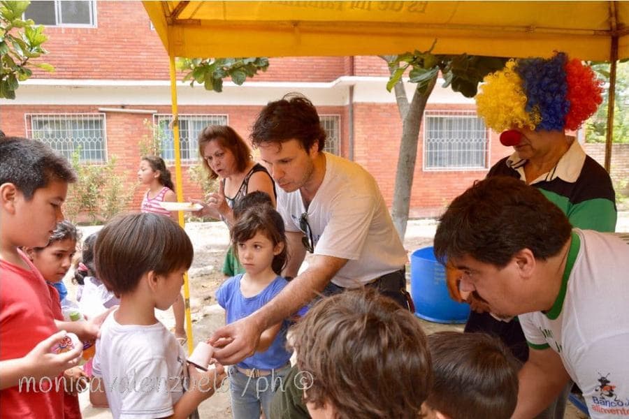 Voluntario entregando alimentos a niños en una comunidad