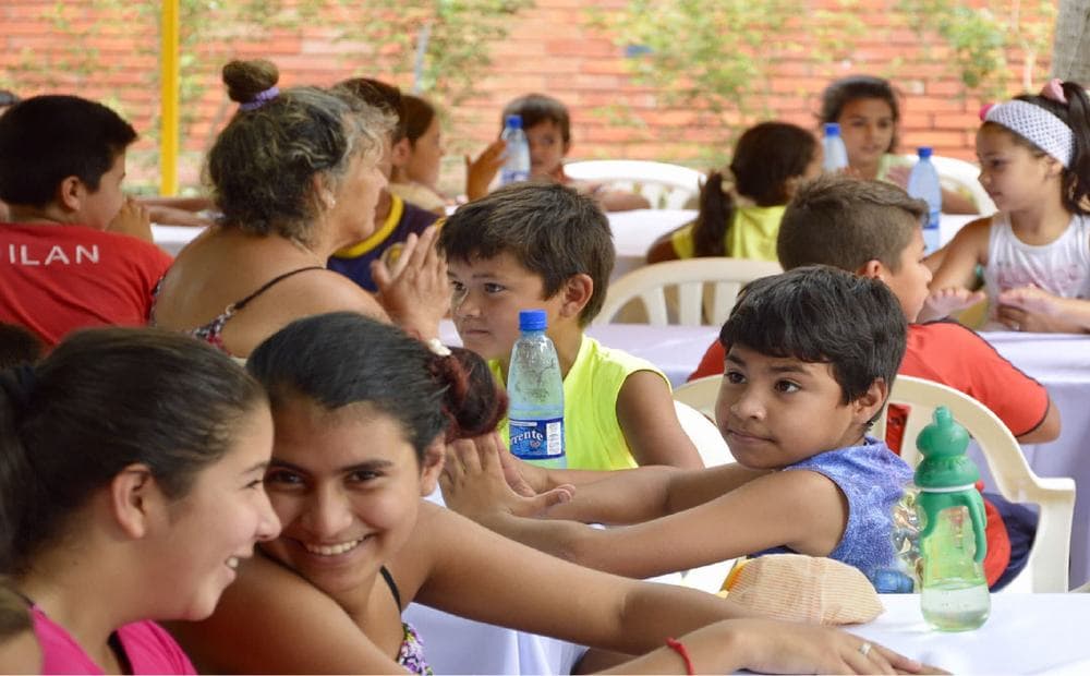 Niños almorzando en un comedor comunitario