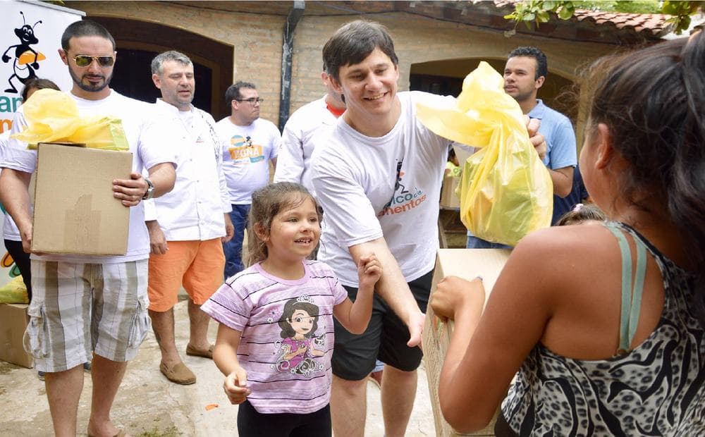 Voluntarios entregando cajas de alimentos a familias